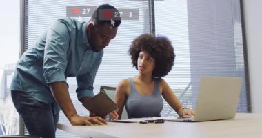 Sosyal medya tebligatları, ofisteki çalışma arkadaşları ve animasyon örtüşmeleri tartışılıyor. Takım çalışması, işbirliği, dijital, etkileşim, iletişim, teknoloji