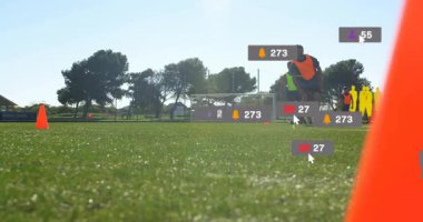 Futbol sahasında antrenman yapmak, sosyal medya simgeleri yüzen insanlar. Takım çalışması, fitness, spor, teknoloji, dijital, işbirliği