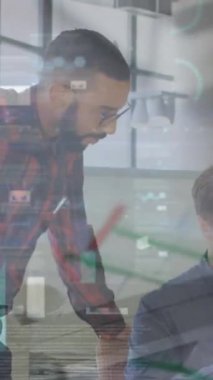 Ofiste konuşan iş adamlarının istatistiklerinin canlandırılması. iş, geliştirme ve üretkenlik kavramı dijital olarak oluşturulmuş video.