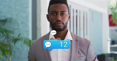 Birden fazla sohbet bildirimi alıyorum, ofisteki adam ekrandaki animasyona gülümsüyor. Teknoloji, dijital, iletişim, işyeri, bilgisayar, mutluluk