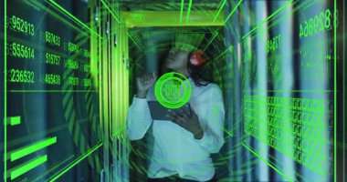 Okul ortamında yeşil dijital veri animasyonu içeren tablet kullanılıyor. Teknoloji, yenilik, eğitim, dokunmatik ekran, etkileşimli sınıf