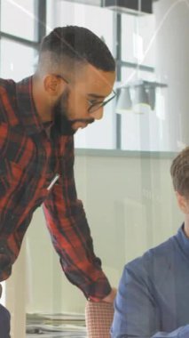 İş adamlarının konuşmalarla ilgili istatistiklerle veri işleme animasyonu. iş, finans ve üretkenlik kavramı dijital olarak oluşturulmuş video.