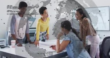 Ofiste, dijital dünya haritası eşleşmesi ile animasyon üzerinde çalışan çeşitli takımlar. Takım çalışması, işbirliği, teknoloji, yenilik, yaratıcılık, beyin fırtınası.