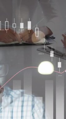 Toplantıda el ele tutuşan iş adamları üzerinde finansal veri işleme animasyonu. küresel iş, bağlantılar ve veri işleme kavramı dijital olarak oluşturulmuş video.