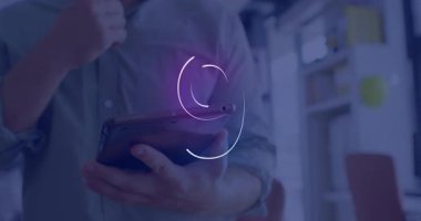 Beş numaralı animasyon kaplamalı tablet kullanan kişi ekrana odaklandı. Teknoloji, dokunmatik ekran, dijital, etkileşim, yenilik, bağlantı