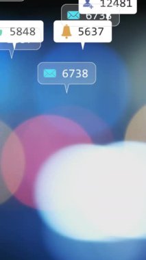 Sosyal medya simgelerinin ve numaraların yanıp sönen odak ışıklarının üzerinde canlandırması. küresel sosyal medya, bağlantılar ve dijital arayüz konsepti dijital olarak oluşturulmuş video.