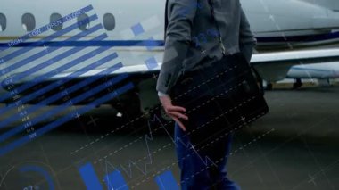 Finansal veri animasyonlarıyla özel jetin yanından geçen bir iş adamı. Şirket, lüks, havacılık, yürütme, finans, başarı