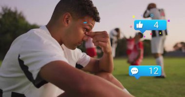 Sahada oturan sporcu, sosyal medya bildirimleriyle çevrili. teknoloji, dijital, fitness, uygulamalar, sanal, etkileşim