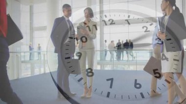 Ofiste sohbet, ekranda saat animasyonu olan iş adamları. Takım çalışması, işbirliği, zaman yönetimi, şirket, strateji, son teslim tarihi