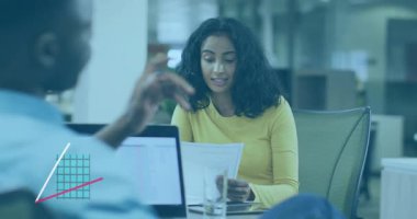 Finansal verileri animasyonla tartışmak, modern ofis ortamındaki iş kadını. finans, analiz, şirket, teknoloji, meslek, konferans