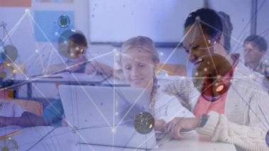 Sınıfta bilgisayar kullanan öğrenciler ağ bağlantıları ile animasyon örtüşüyor. Teknoloji, eğitim, e-öğrenme, bağlantı, işbirliği, dijital