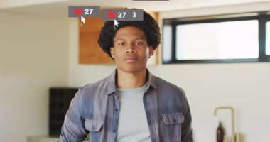 Sosyal medya bildirimleriyle çevrili, akıllı telefondan animasyon yaratan kişi. Teknoloji, yaratıcılık, dijital sanat, mobil cihaz