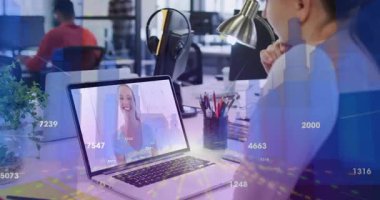 Bilgisayarda ofis ortamında finansal veri animasyonu olan bir video görüşmesi. Teknoloji, iş, finans, analitik, sanal toplantı, iletişim