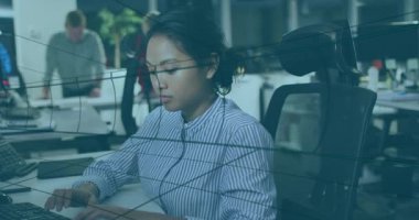 Masada çalışıyor, iş kadını dijital ağ hatları ile animasyon kullanıyor. Teknoloji, yenilik, ofis, iletişim, ağ, çalışma alanı