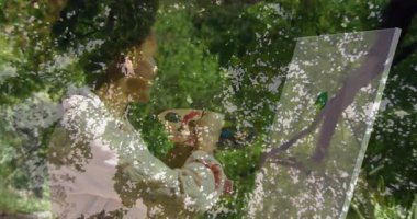 Tuvale resim yapmak, arka planda doğa sahnesi olan bir animasyon yaratmak. Sanat, yaratıcılık, dijital, illüstrasyon, manzara, ilham