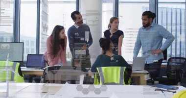 Haritalarla veri analizlerini tartışmak, iş adamlarının ofiste işbirliği yapması. İşbirliği, takım çalışması, toplantı, strateji, planlama, beyin fırtınası