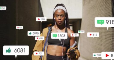 Sosyal medya tebligatlarıyla yürüyen, dışarıda animasyon yapan bir kadın. Teknoloji, iletişim, bağlantı, dijital, mobil, ağ