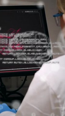 Bilgisayar kullanarak kadın bilim adamının üzerinde dönen insan beyninin animasyonu. küresel bilim, araştırma, veri işleme ve dijital arayüz kavramı dijital olarak oluşturulmuş video.