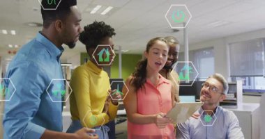 Ofiste gülüşmeler, dijital animasyon simgeleriyle çeşitli meslektaşlar. Takım çalışması, çeşitlilik, işbirliği, dijital teknoloji, yaratıcılık, yenilik