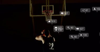 Basketbol oynamak, sosyal medya bildirimlerini canlandıran oyuncu. atlet, sosyal ağ, dijital, etkileşim, mesajlaşma, spor