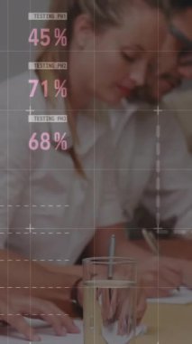 Toplantıdaki iş adamları üzerinde istatistik ve mali veri işleme animasyonu. küresel iş, bağlantılar ve veri işleme kavramı dijital olarak oluşturulmuş video.