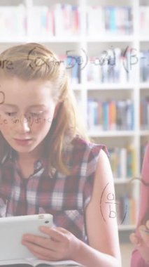 Sınıfta dizüstü bilgisayar kullanan erkek öğretmen ve öğrencilerin matematik denklemlerinin animasyonu. eğitim, öğrenme ve teknoloji konsepti dijital olarak oluşturulmuş video.