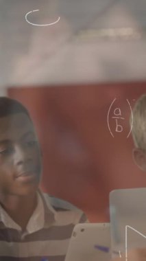 Sınıfta dizüstü bilgisayar kullanarak matematik denklemlerinin okul çocukları ve erkek öğretmen üzerinden canlandırılması. eğitim, öğrenme ve teknoloji konsepti dijital olarak oluşturulmuş video.