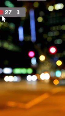 Yol trafiği ve şehir manzarası üzerinde sosyal medya simgeleri ve numaralarının animasyonu. küresel sosyal medya, bağlantılar ve dijital arayüz konsepti dijital olarak oluşturulmuş video.