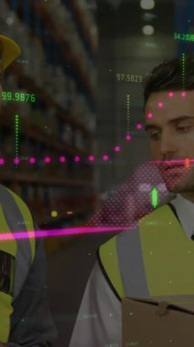 Depodaki çeşitli işçiler üzerinde finansal veri işleme animasyonu. Dijital olarak üretilen video konsepti.