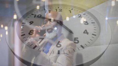 Telefonda konuşmak, iş adamının büyük saat yüzünde durması, zaman yönetimi konsepti. Dakiklik, verimlilik, verimlilik, teslim tarihi, organizasyon, kurumsal