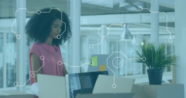 Masada çalışan, bilgisayarını dijital animasyon kaplamalı kullanan bir iş kadını. Teknoloji, yenilik, üretkenlik, ofis, profesyonel, çoklu görev