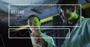 Laboratuvarda, bilimadamları dijital grafikler ve animasyon örtüsüyle verileri analiz ediyorlar. Araştırma, teknoloji, yenilik, analiz, bilim, deney