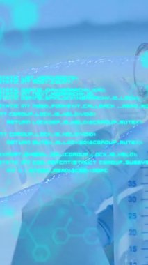 DNA iplikçikleri üzerinde bilimsel veri işleme animasyonu. küresel bilim, araştırma, veri işleme ve dijital arayüz kavramı dijital olarak oluşturulmuş video.