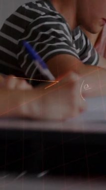 Matematiksel denklemlerin sınıfta yazan çocuklar üzerindeki animasyonu. eğitim, öğrenme ve bilgi konsepti dijital olarak oluşturulmuş video.