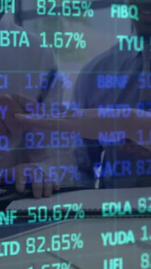 Toplantıda el ele tutuşan mutlu iş adamları üzerinde finansal veri işleme animasyonu. küresel iş, bağlantılar ve veri işleme kavramı dijital olarak oluşturulmuş video.