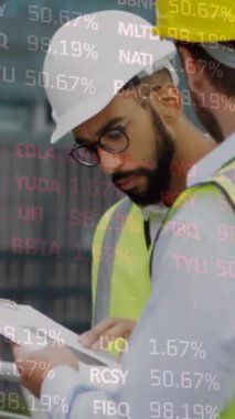 İnşaat alanında konuşan erkek mimarların istatistiklerinin incelenmesi. iş, geliştirme ve üretkenlik kavramı dijital olarak oluşturulmuş video.