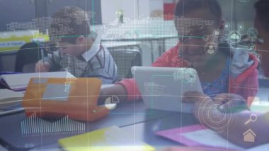 Okulda çocuklar animasyon ve dijital teknoloji içeren tablet kullanıyorlar. Eğitim, öğrenim, sınıf, yenilik, gelecek, öğrenciler