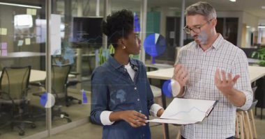 Veri analizi, ofis ortamında animasyon grafikleri olan iş adamları. analitik, takım çalışması, işbirliği, teknoloji, yenilik, şirket