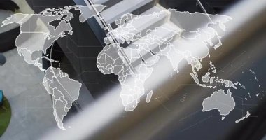 Modern binada yürüyen merdiven kullanan insanların dünya haritası animasyonu. Teknoloji, iş, küreselleşme, ulaşım, kentsel, yenilik