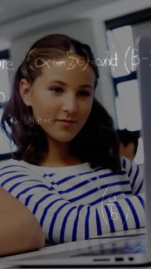 Sınıfta dizüstü bilgisayar kullanan öğrencilerin matematik denklemlerinin animasyonu. eğitim, öğrenme ve teknoloji konsepti dijital olarak oluşturulmuş video.