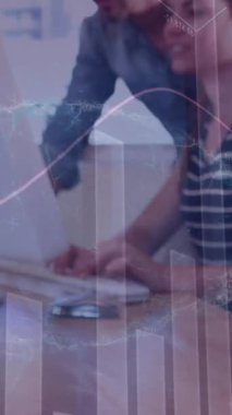 Toplantıda bilgisayar kullanan iş adamlarının finansal veri işleme animasyonu. küresel iş, veri işleme ve dijital arayüz kavramı dijital olarak oluşturulmuş video.