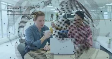 Bilgisayarla çalışmak, dijital dünya haritası ve kodunun animasyonunu izleyen iki kişi. Teknoloji, kodlama, takım çalışması, işbirliği, yenilik, siber uzay