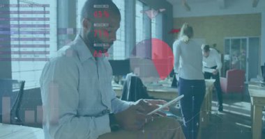 Veri analizi animasyon kaplamalı tabletler üzerinde çalışan iş adamları. Teknoloji, takım çalışması, dijital, işbirliği, yenilik, analiz