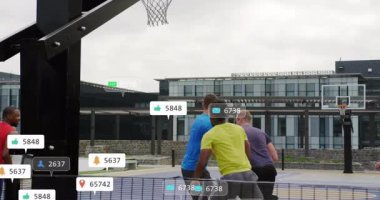 Dışarıda basketbol oynuyorlar, insanlar sosyal medya animasyonlarıyla etkileşime geçiyorlar. Spor, iletişim, etkileşim, dijital, takım çalışması, teknoloji