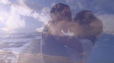 Huzurlu gökyüzü ve arka planda bulutlarla kucaklaşan çift. Romantizm, aşk, sevgi, dijital sanat, rüya gibi, bağlantı