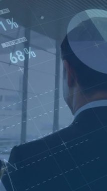 İş adamı istatistiklerinin ve veri işlemenin animasyonu. küresel bağlantılar, iş ve finans kavramı dijital olarak oluşturulmuş video.