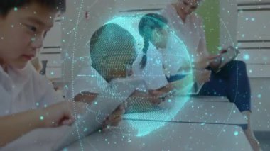 Sınıfta dijital küre animasyon kaplamalı tabletler kullanan çocuklar. Teknoloji, eğitim, dijital öğrenme, yenilik, öğrenciler, etkileşimli