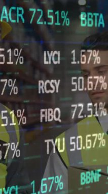Depodaki çeşitli işçiler üzerinde borsa animasyonu. küresel sevkiyat, dağıtım ve bağlantılar konsepti dijital olarak oluşturulmuş video.