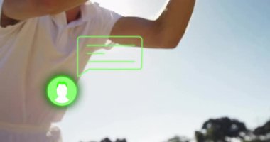 Kriket oynuyor, kütükler üzerinde dijital sohbet ikonu animasyonu olan oyuncu. spor, iletişim, etkileşim, teknoloji, yenilik