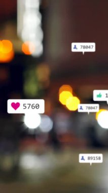 Odak şehir ve araba ışıkları dışında sosyal medya simgeleri ve numaraların animasyonu. küresel sosyal medya, bağlantılar ve dijital arayüz konsepti dijital olarak oluşturulmuş video.